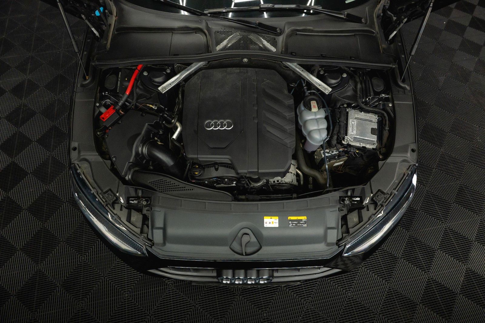 Fahrzeugabbildung Audi A4 Lim. 40 TFSI advanced Sport *DAB*LED*ACC*