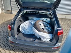 Fahrzeugabbildung Volkswagen Golf VIII Variant 1.0 eTSI DSG Life LED NAVI SHZ