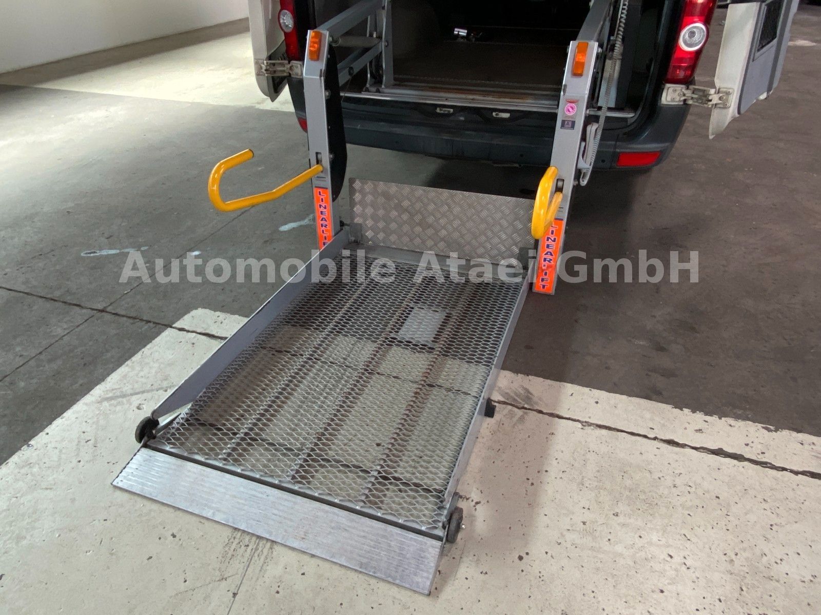 Fahrzeugabbildung Volkswagen Crafter Kombi 35 *Rollstuhl-Lift* STANDHZG 2833