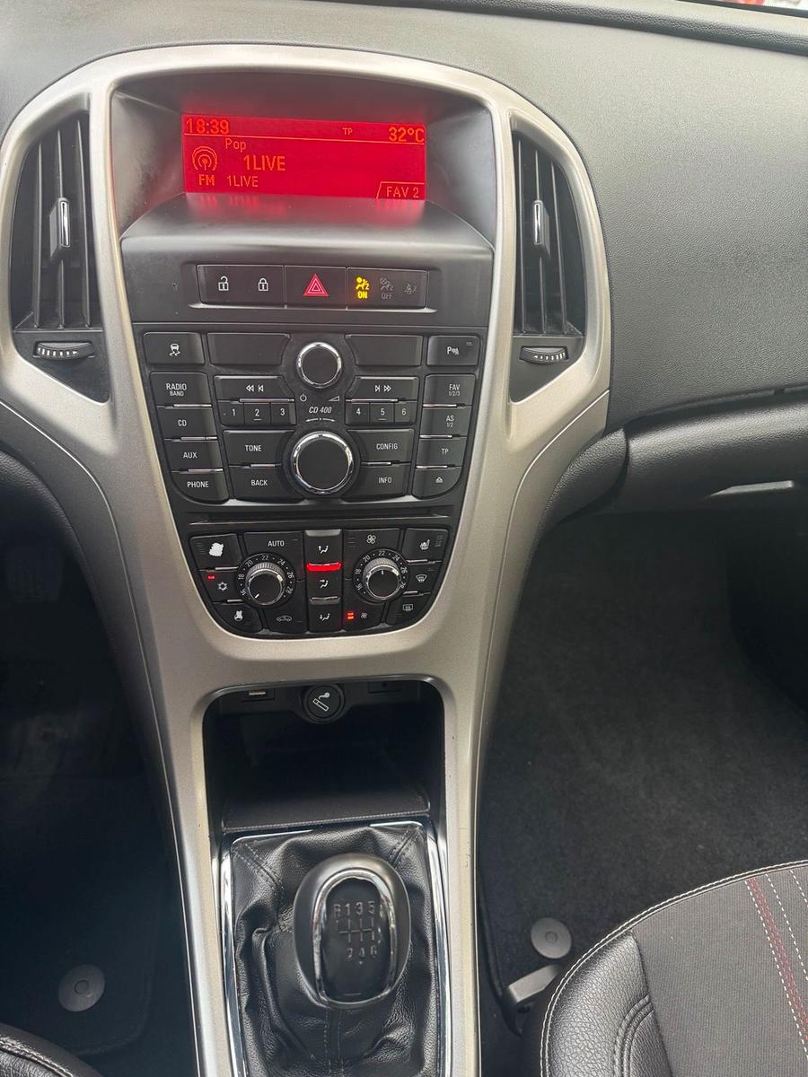 Opel Astra 2012 — photo 8