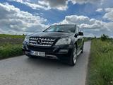 Mercedes-Benz ML 500 4MATIC - - schwarze Mercedes-Benz ML 500