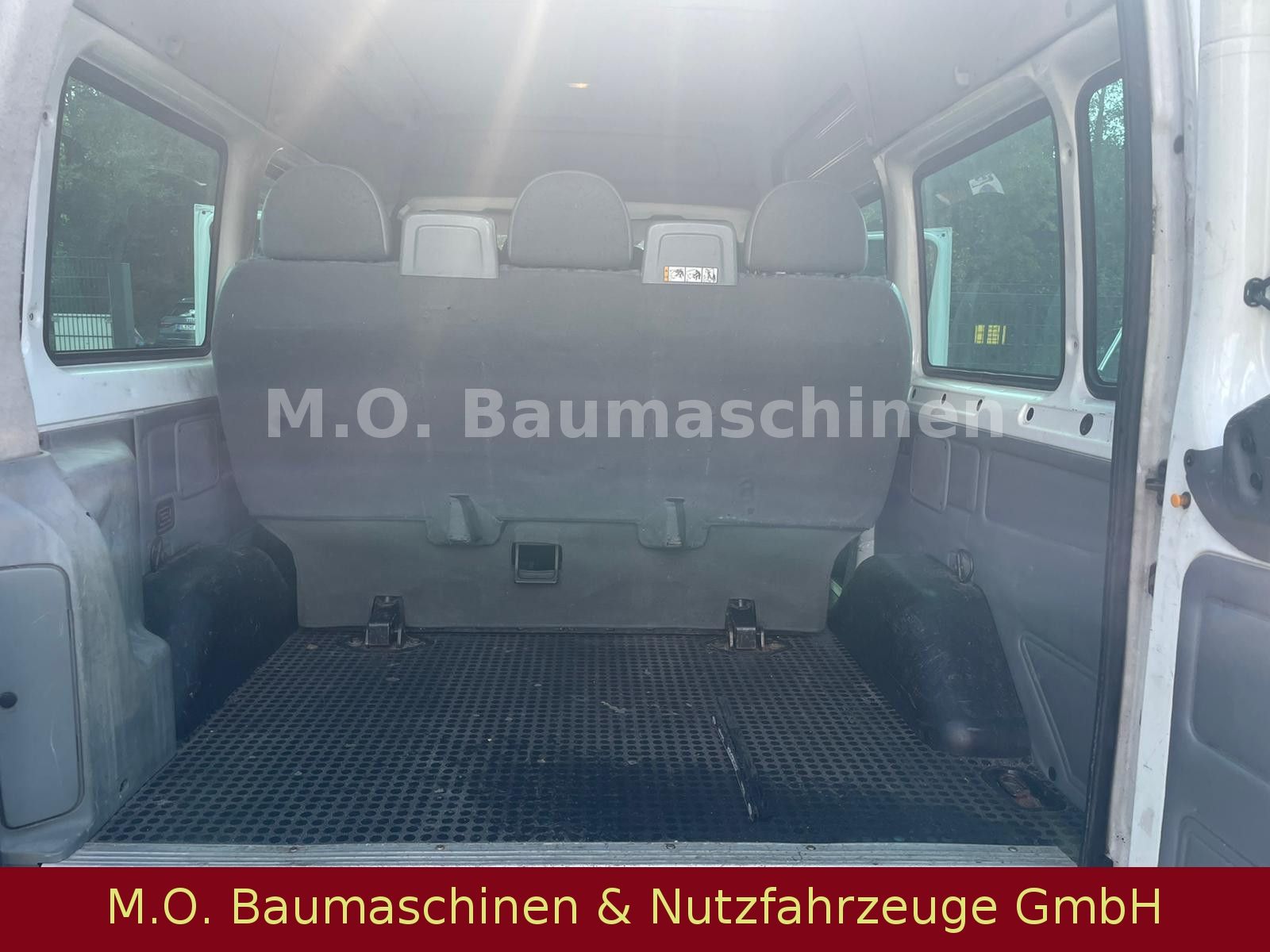 Fahrzeugabbildung Ford Transit  115 T 330 / 2,4 Liter / 9 Sitzer /