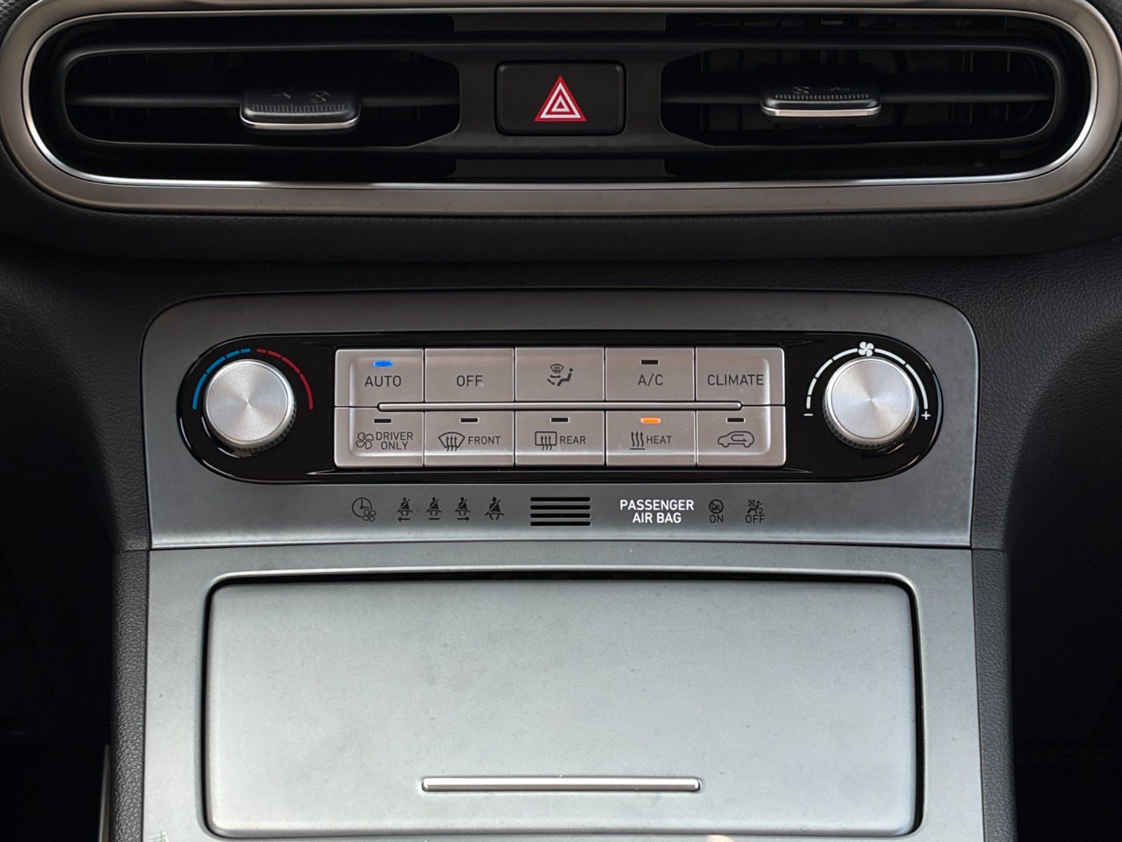 Fahrzeugabbildung Hyundai KONA E Select SHZ ACC PDC LKA Navi WiFi CarPlay