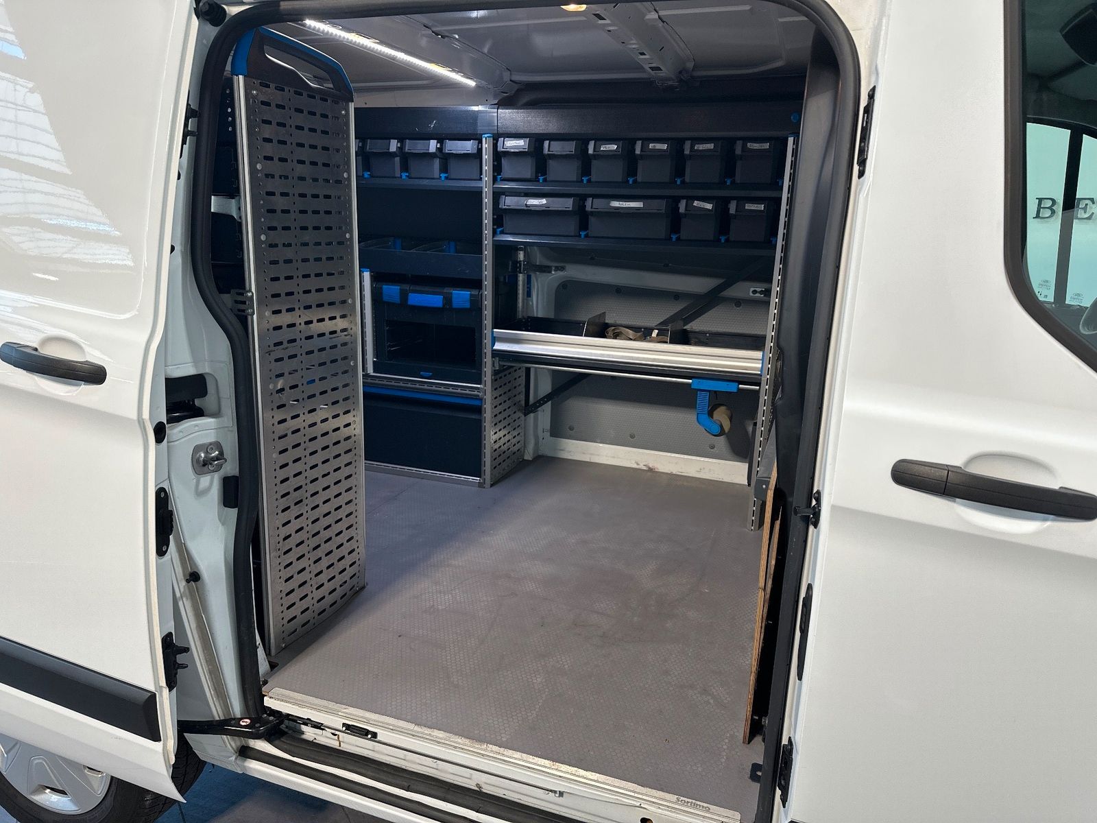 Fahrzeugabbildung Ford Transit Custom 320 L1H1 SORTIMO+NAV+AHK+STHZG