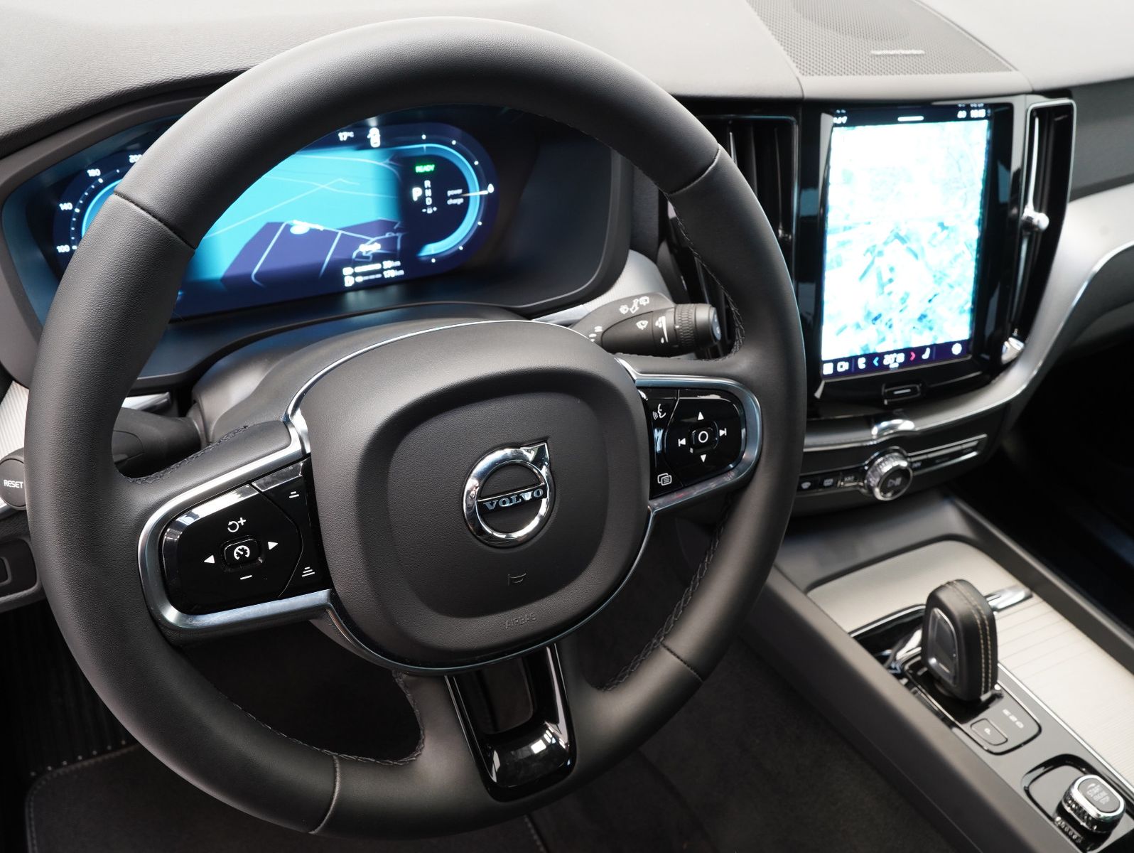 Fahrzeugabbildung Volvo XC60 T6 Recharge R Design FACELIFT/LED/ACC/AHK