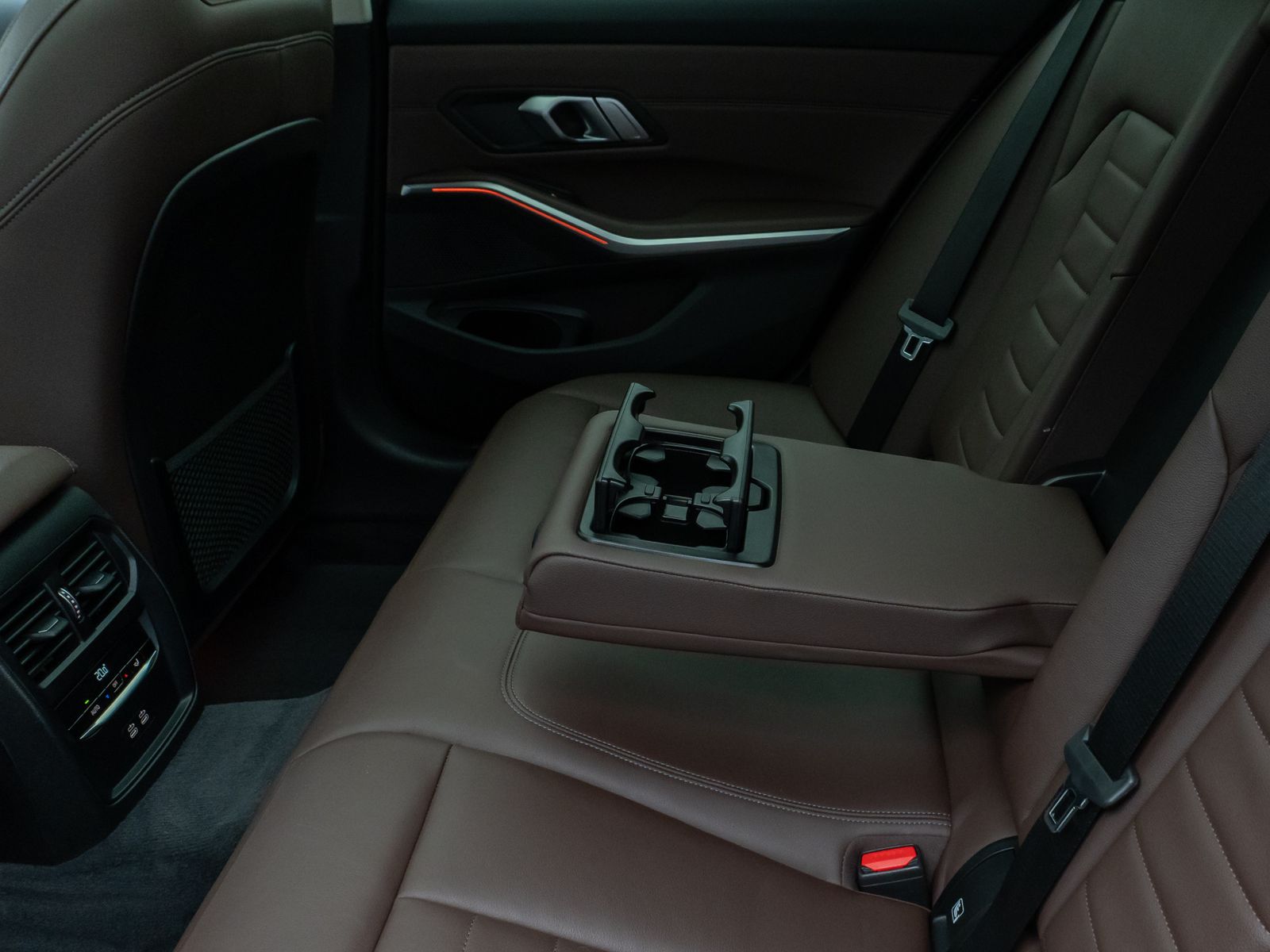 Fahrzeugabbildung BMW 330e Sport Line Panorama HUD DAB HiFi PDC Alarm