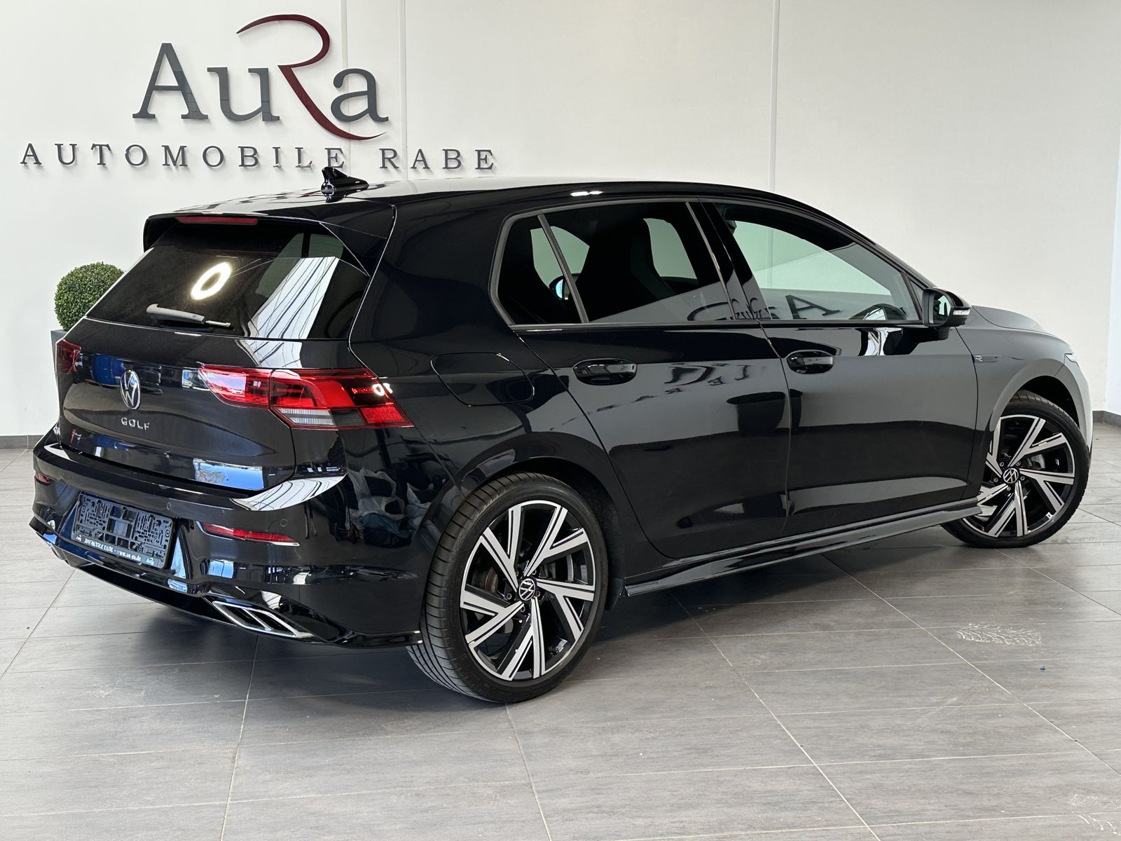 Fahrzeugabbildung Volkswagen Golf VIII 2.0 TSI DSG R-Line NAV+LED+AHK+KAM+ACC