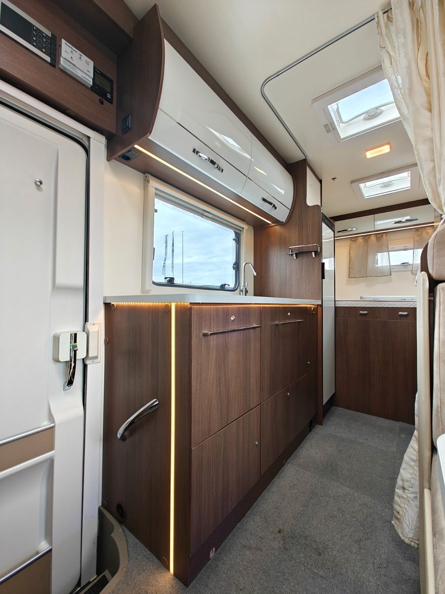 Fahrzeugabbildung NobelART A-9000 - SAT, TV, 2x Solar, AHK, Querbett -