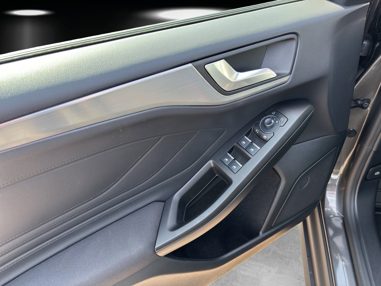 Fahrzeugabbildung Ford Focus Turnier Titanium X 155PS B&O eCall Winter