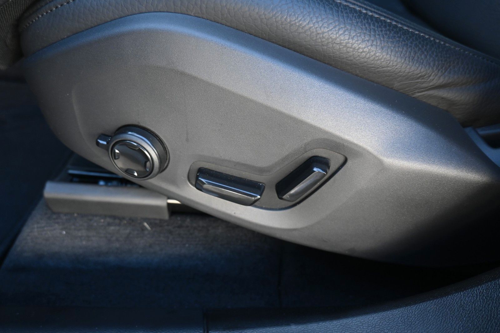 Fahrzeugabbildung Volvo XC60 T6 RC AWD 0,5% *H&K**FSHZG*BLIS*ACC