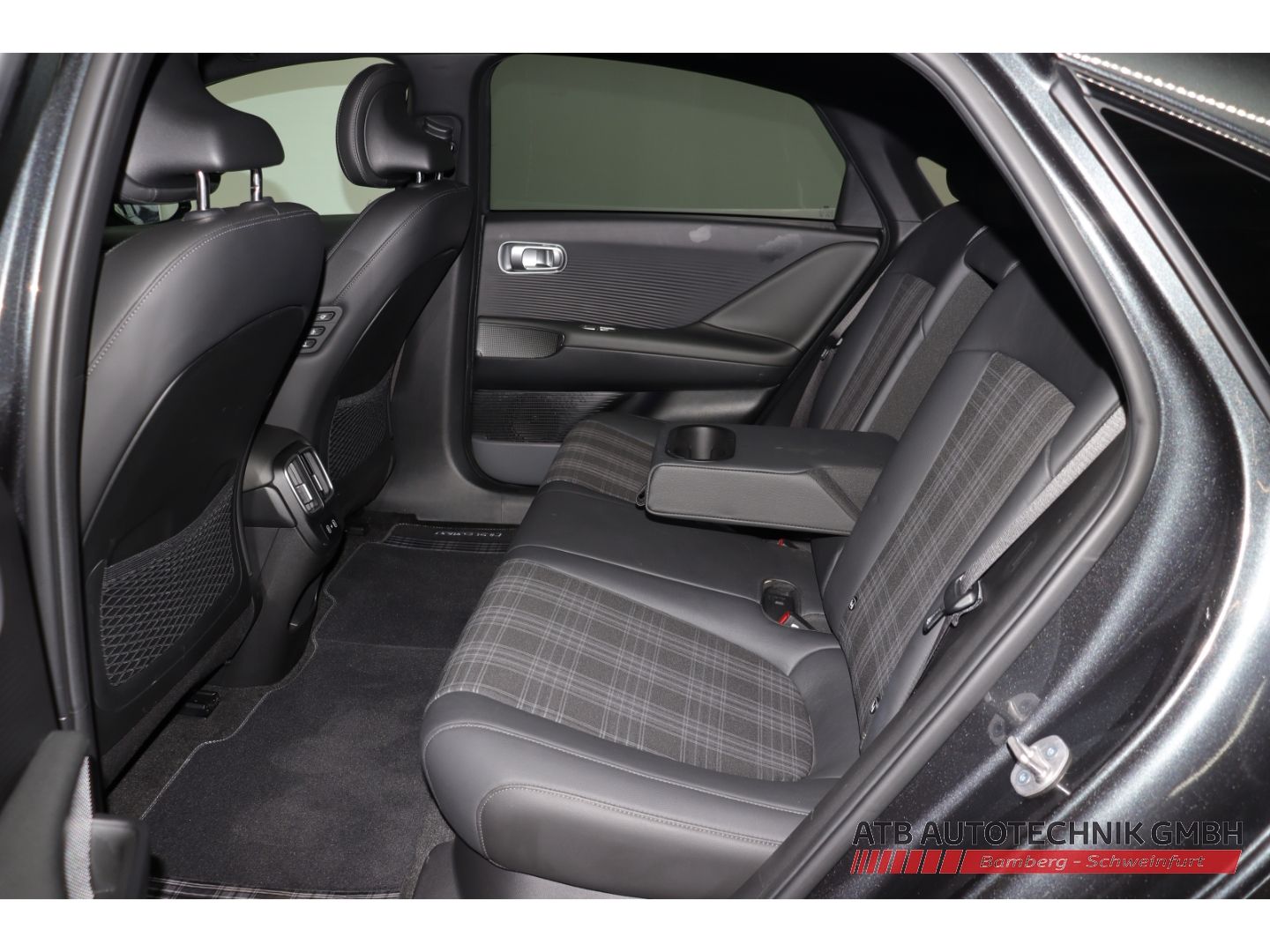 Fahrzeugabbildung Hyundai IONIQ 6 77,4 kWh 4WD First Edition SOH 98,2 %