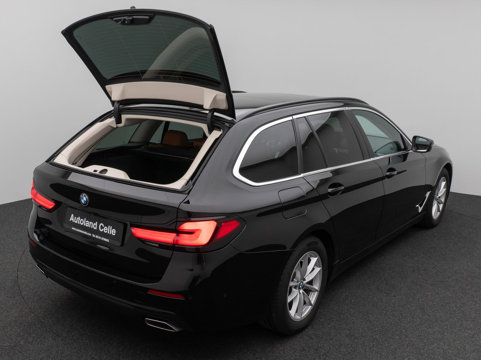 Fahrzeugabbildung BMW 520d Panorama Kamera DAB HiFi AHK M Sport Alarm