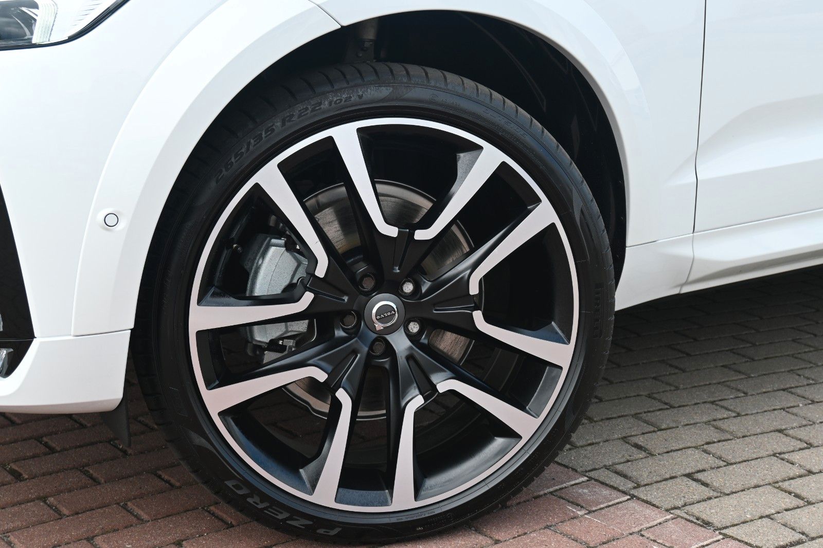 Fahrzeugabbildung Volvo XC60 B4 D AWD Ultimate Dark*STDHZG*LUFT*360°*ACC