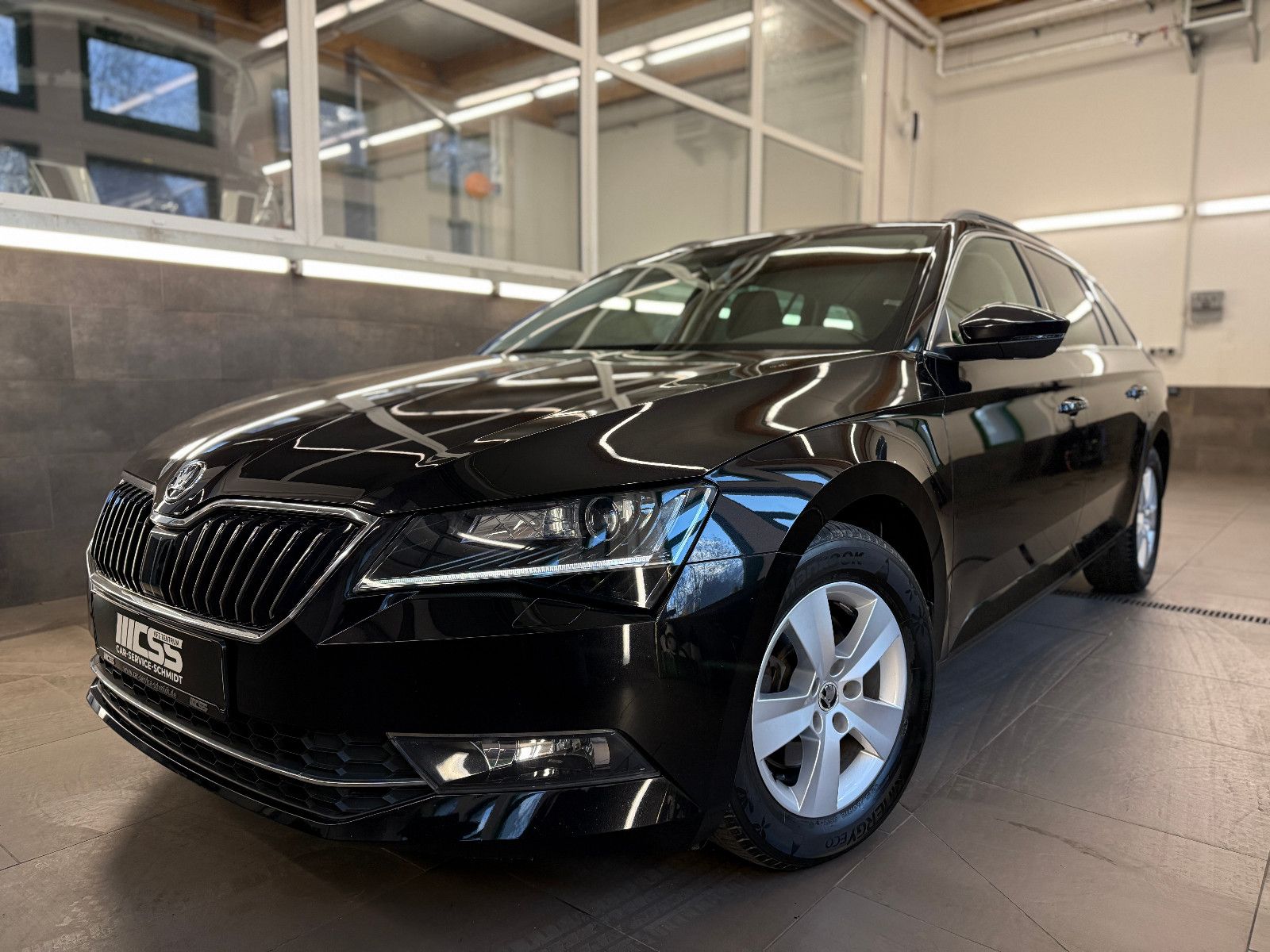 Skoda Superb Combi 5 J. Garantie BI-XENON NAVI AHK
