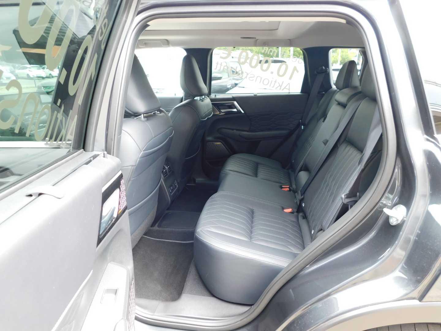 Mitsubishi Outlander 2.4L PHEV TOP 2-Farb
