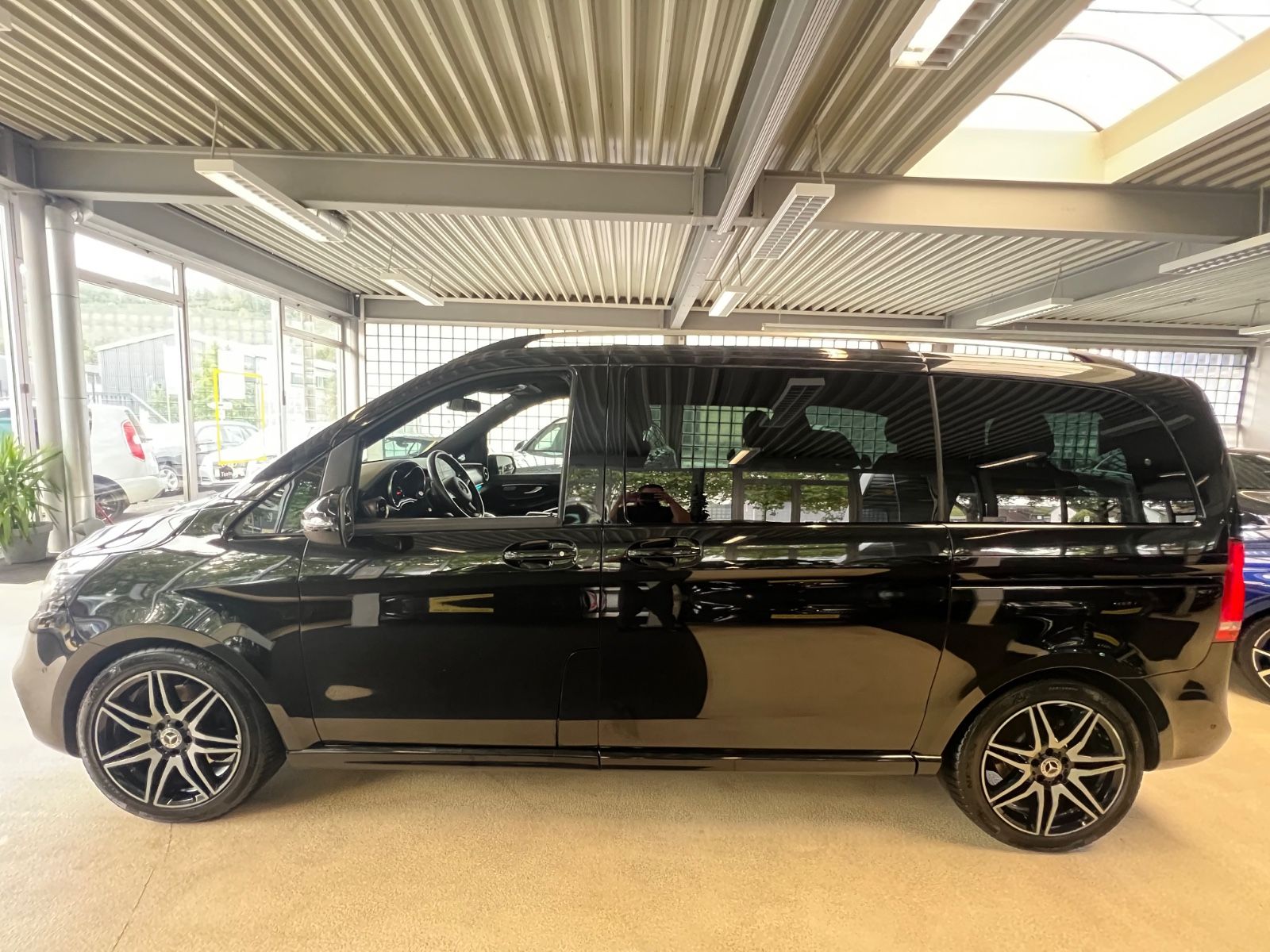 Fahrzeugabbildung Mercedes-Benz V 250 d EDITION AMG LINE kompakt *7.SITZER*
