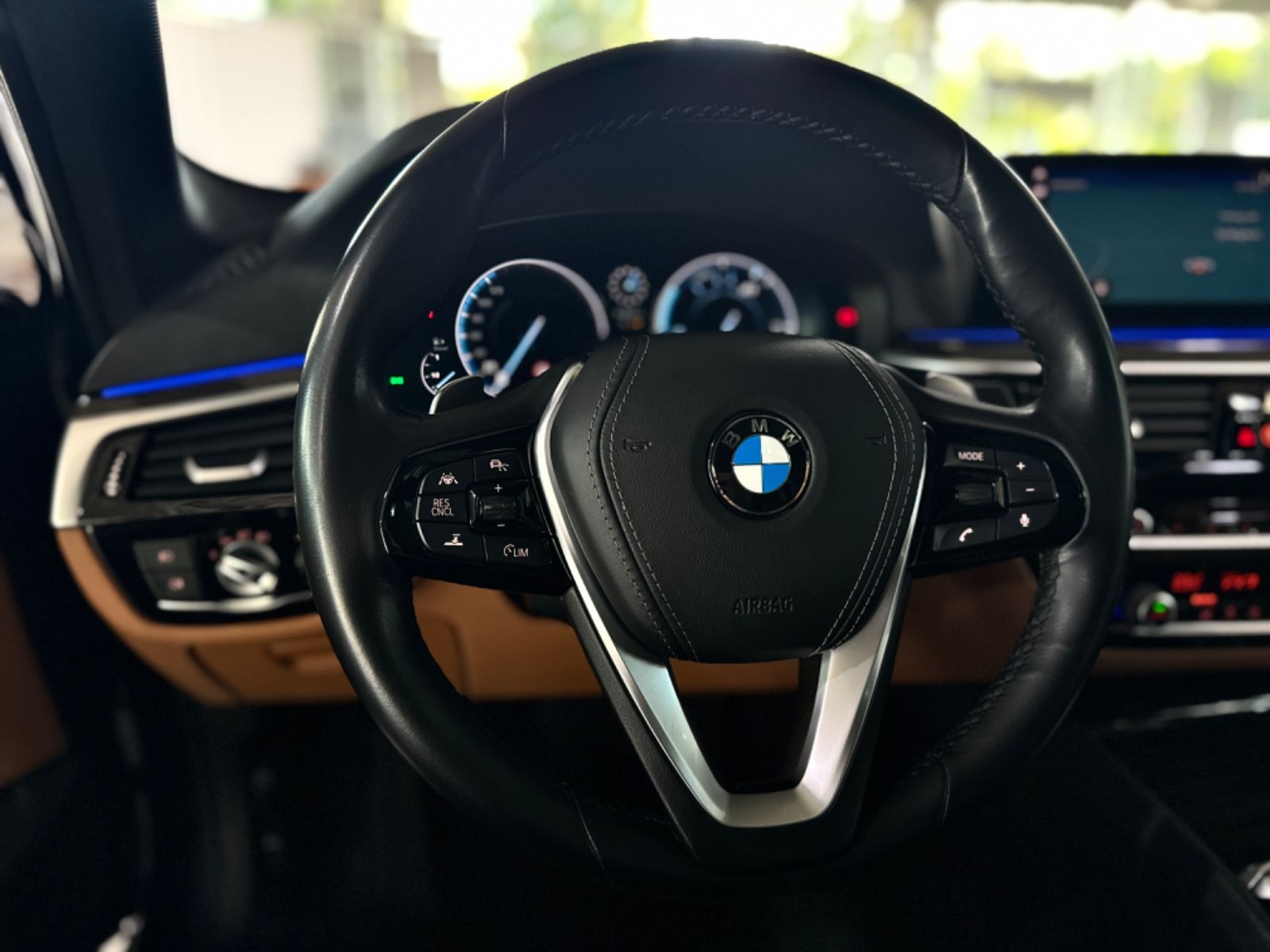 Fahrzeugabbildung BMW 520d xD Sport Line Panorama Kamera HUD DAB HiFi