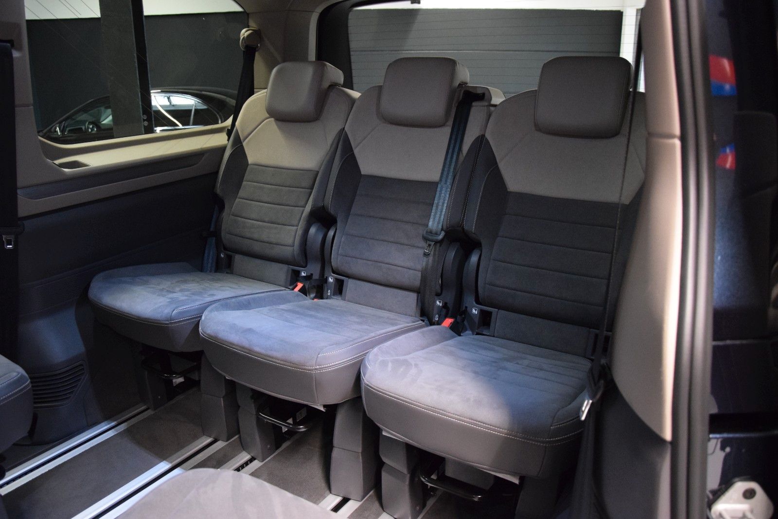 Fahrzeugabbildung Volkswagen T7 Multivan Style lang H&k vis-a-vis AHK ACC StH