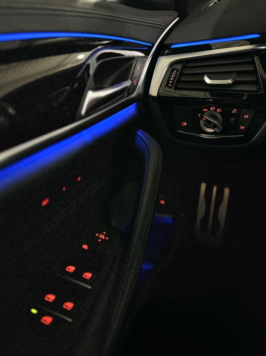 Fahrzeugabbildung BMW M5 xD Kamera H/K DAB HUD DisplayKey SoftCl ACC