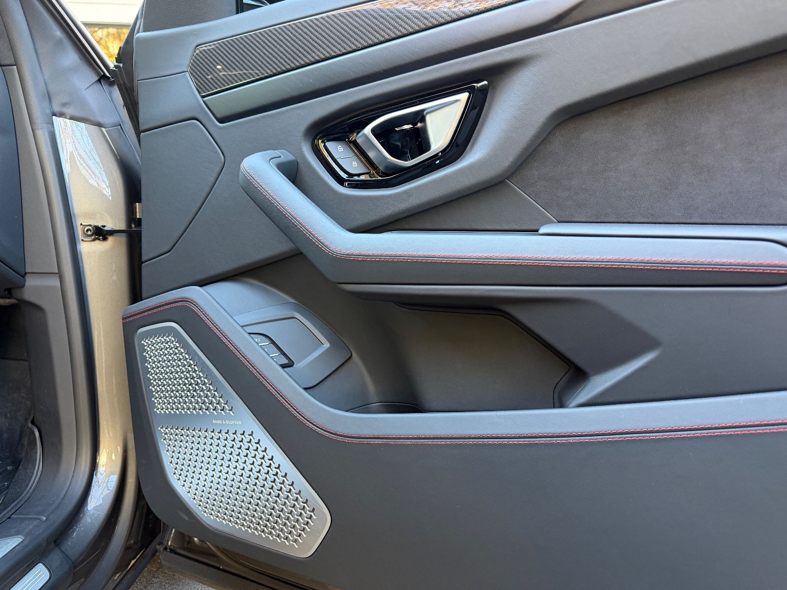 Fahrzeugabbildung Lamborghini Urus 4.0 AKRAPOVIČ*CARBON*PANO*HEADUP*B&O*MEMO*