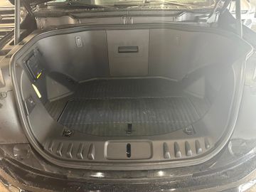 Ford F150 Lightning Lariat grosse Batterie im Vorlauf