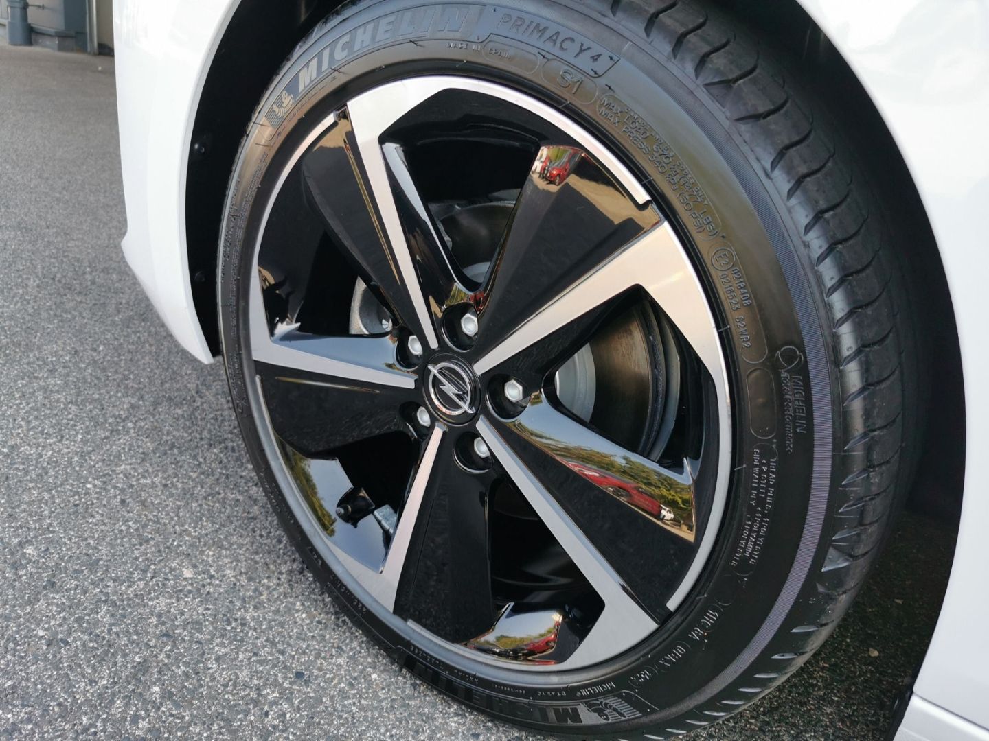 Fahrzeugabbildung Opel Astra GS Line HUD Panorama Navi digitales Cockpi