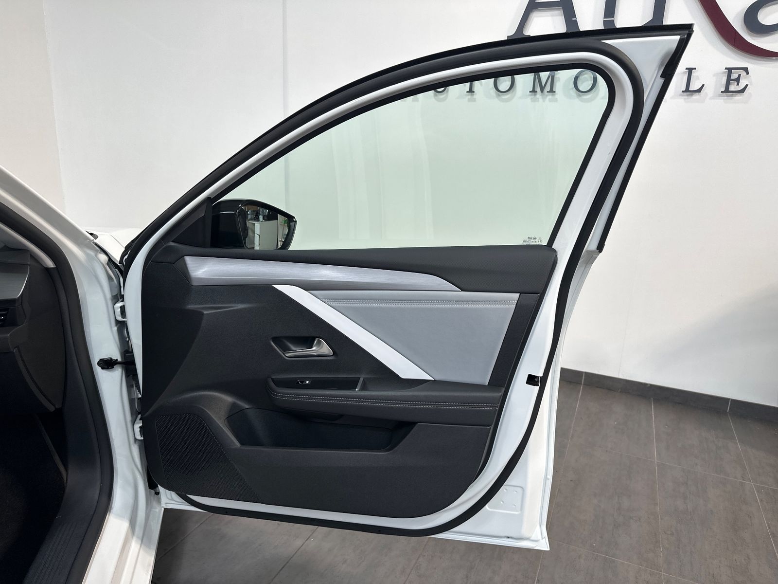 Fahrzeugabbildung Opel Astra SpT 1.5 D Automatik Business Elegance NAV