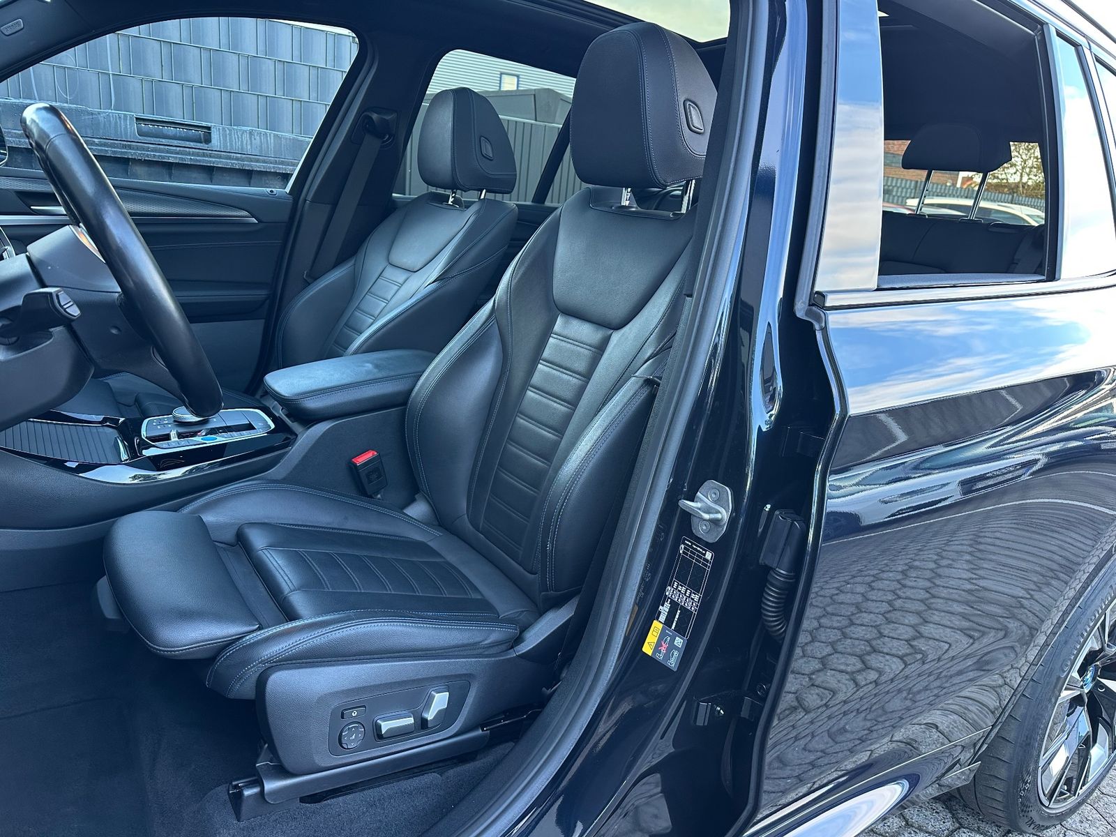 Fahrzeugabbildung BMW iX3 Impressive M Sport NAV+LED+PANO+AHK+HUD+360°