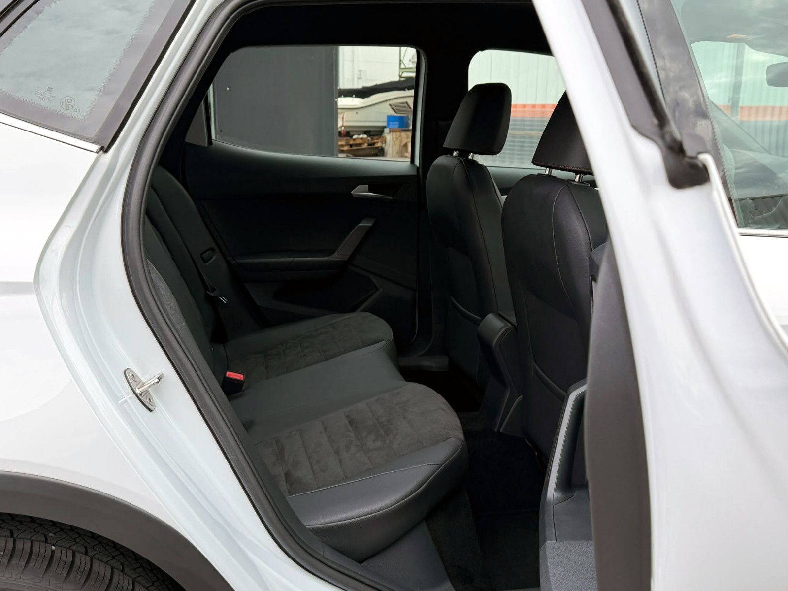 Fahrzeugabbildung SEAT Arona 1.0 TSI DSG FR ACC LED NAV PDC KAM SHZ