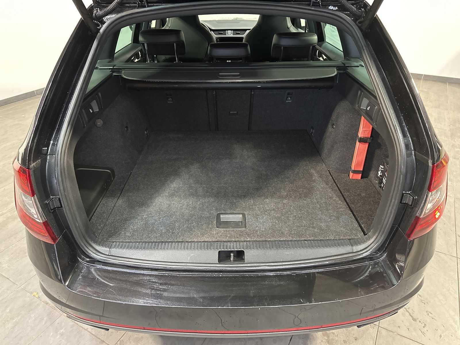 Fahrzeugabbildung SKODA Octavia Combi 2.0 TSI DSG RS NAV+LED+AHK+KAMERA