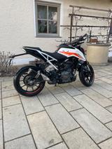 KTM Duke 390 mit Lenkerendspiegel und Zubehör  - KTM DUKE 390