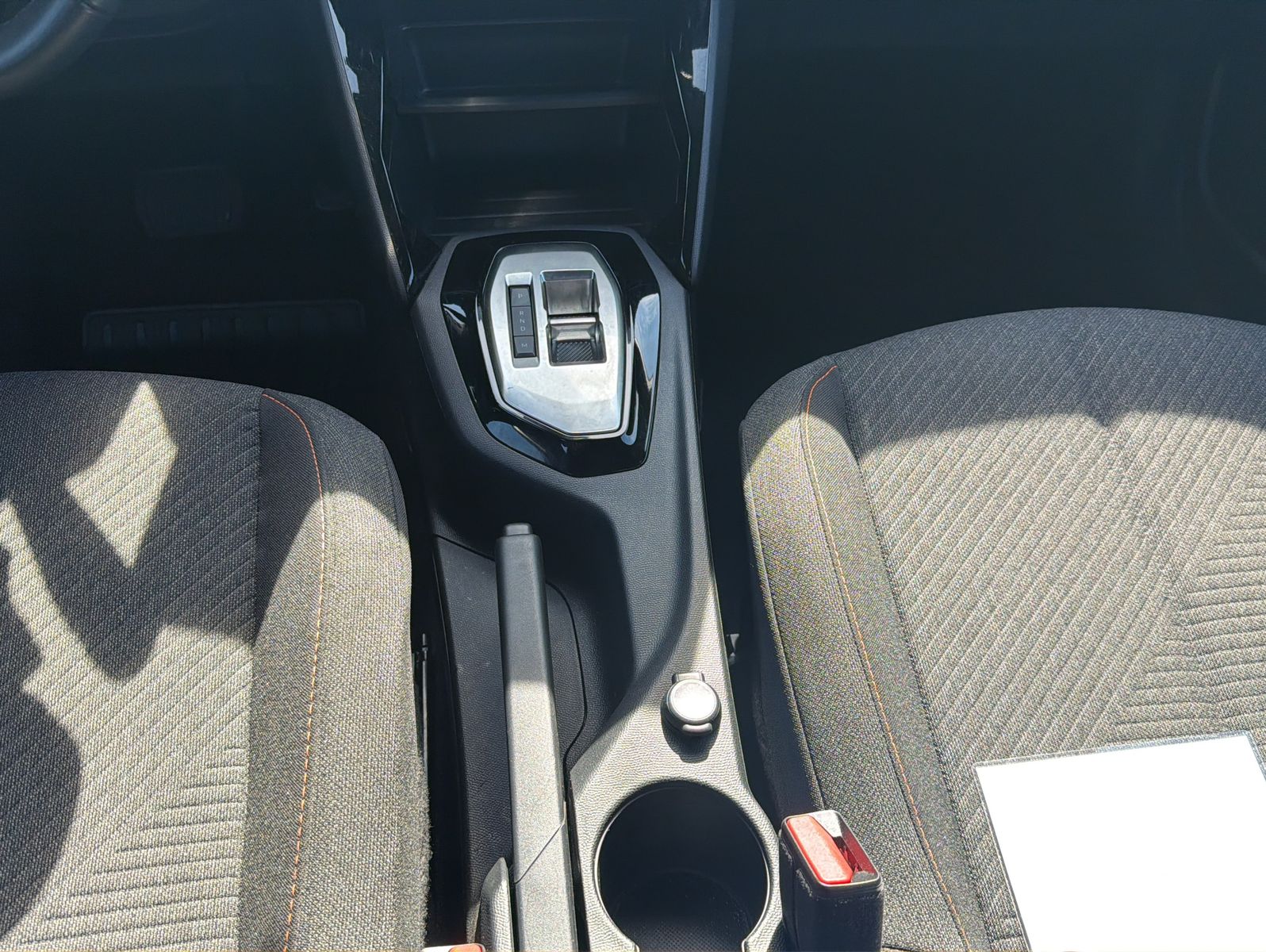 Fahrzeugabbildung Peugeot 2008 Hybrid 136 PS Style