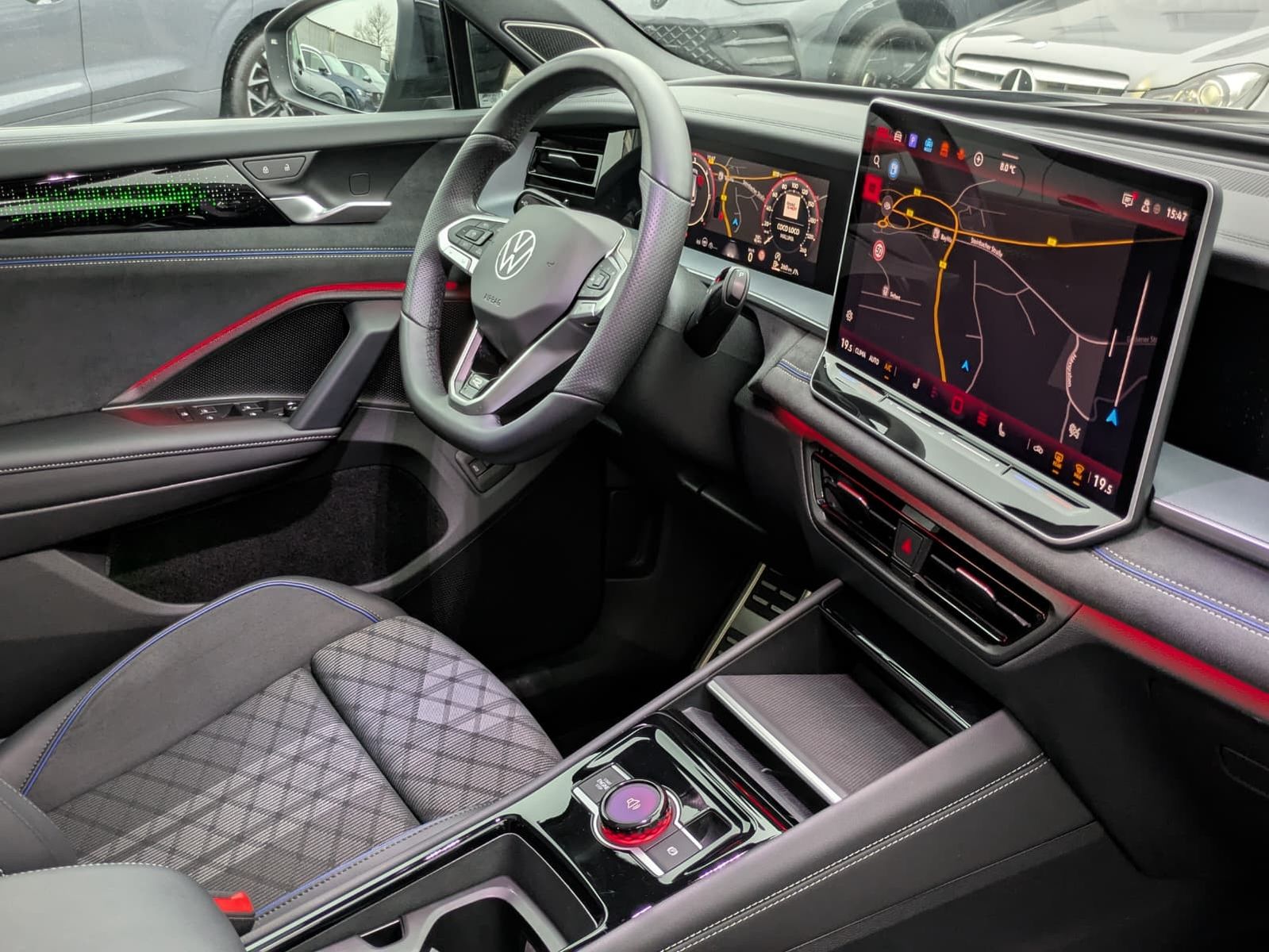 Fahrzeugabbildung Volkswagen Tayron 2.0 TDI 4M R-Line 7Si*MATRIX*AHK*PANO*HUD