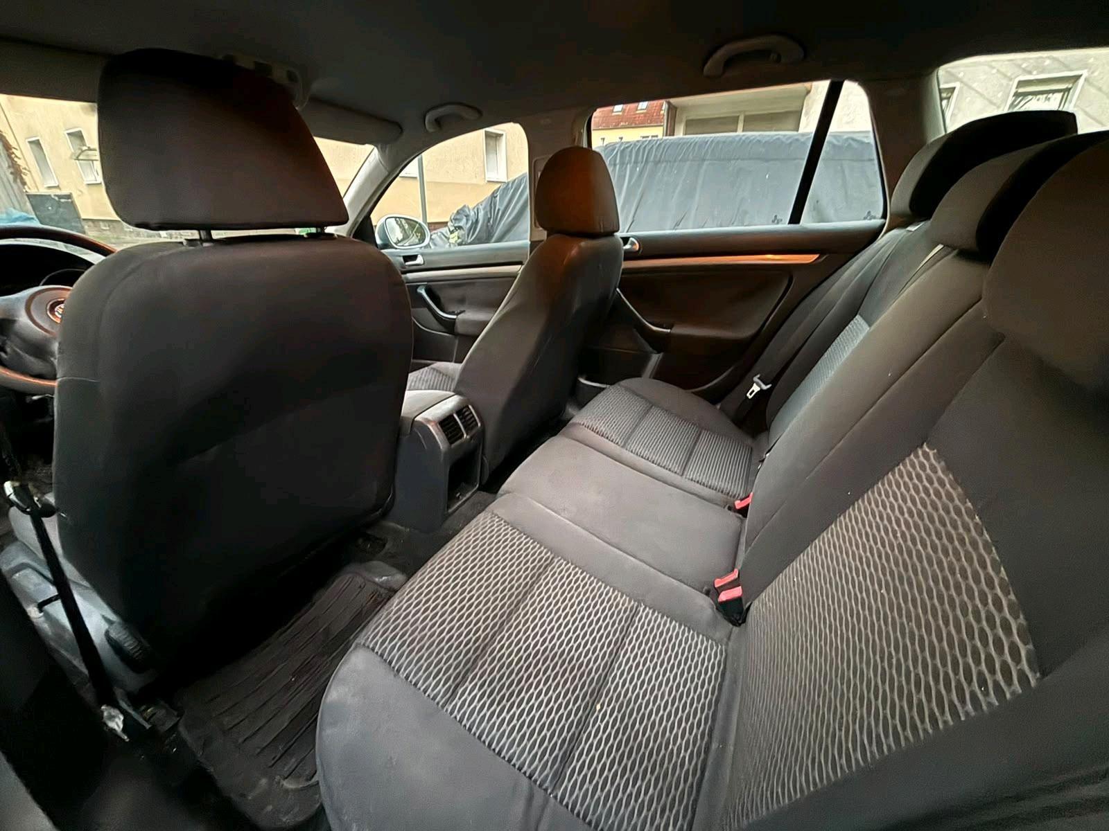Volkswagen Golf 2009 — interior