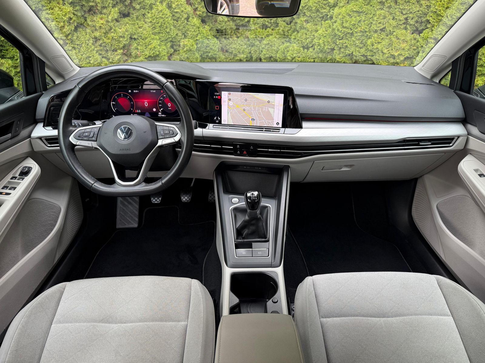 Fahrzeugabbildung Volkswagen Golf 2.0 TDI Life LED+NAVI+SHZ+AMBI+ACC+CARPLAY