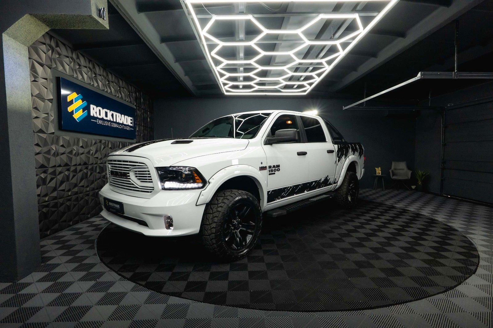 Fahrzeugabbildung Dodge RAM 5.7 V8 HEMI 4x4 OFFROAD Night-Paket *LED*19%