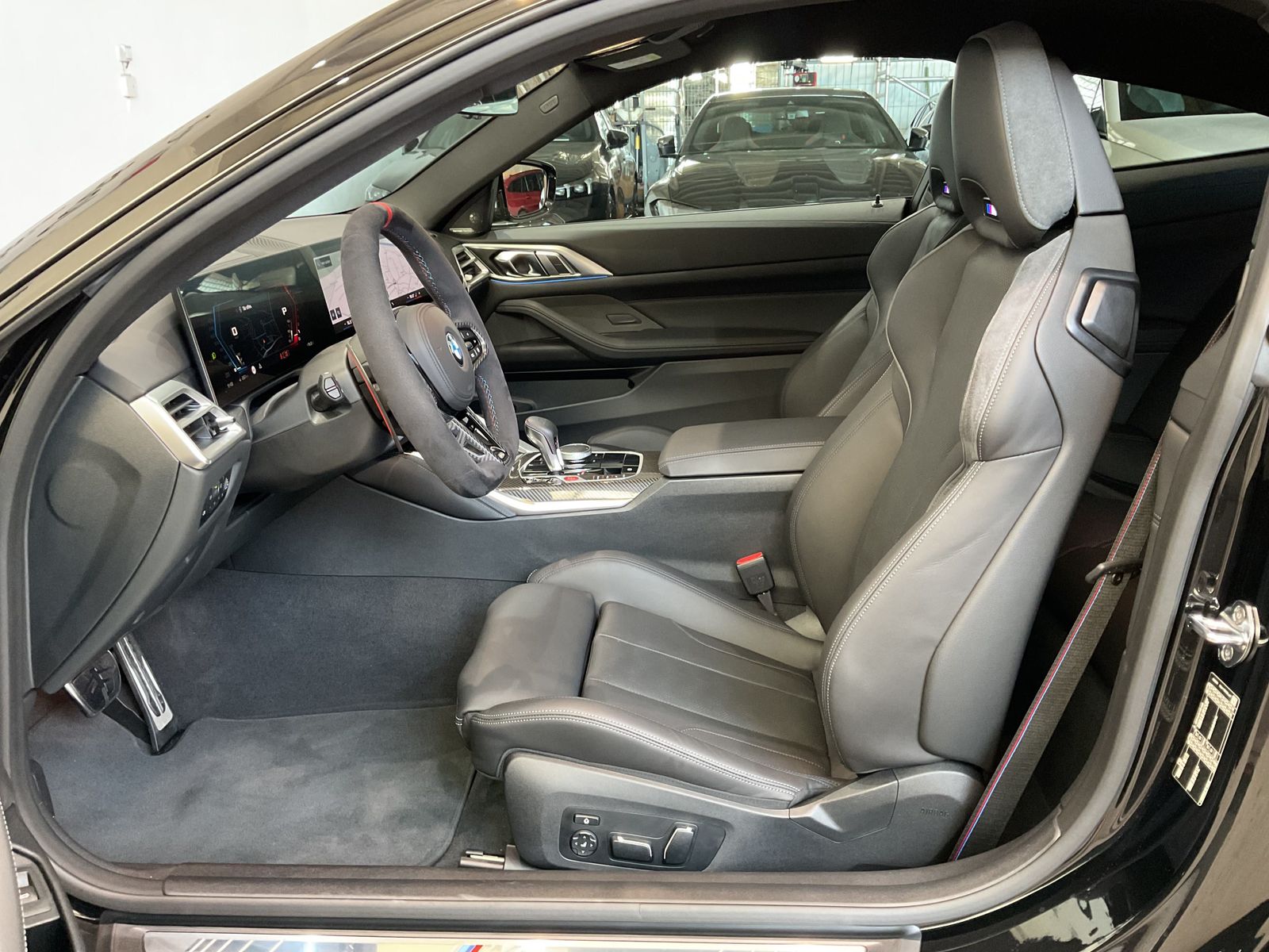 Fahrzeugabbildung BMW M4 Competition Coupé HK HiFi Komfortzg.