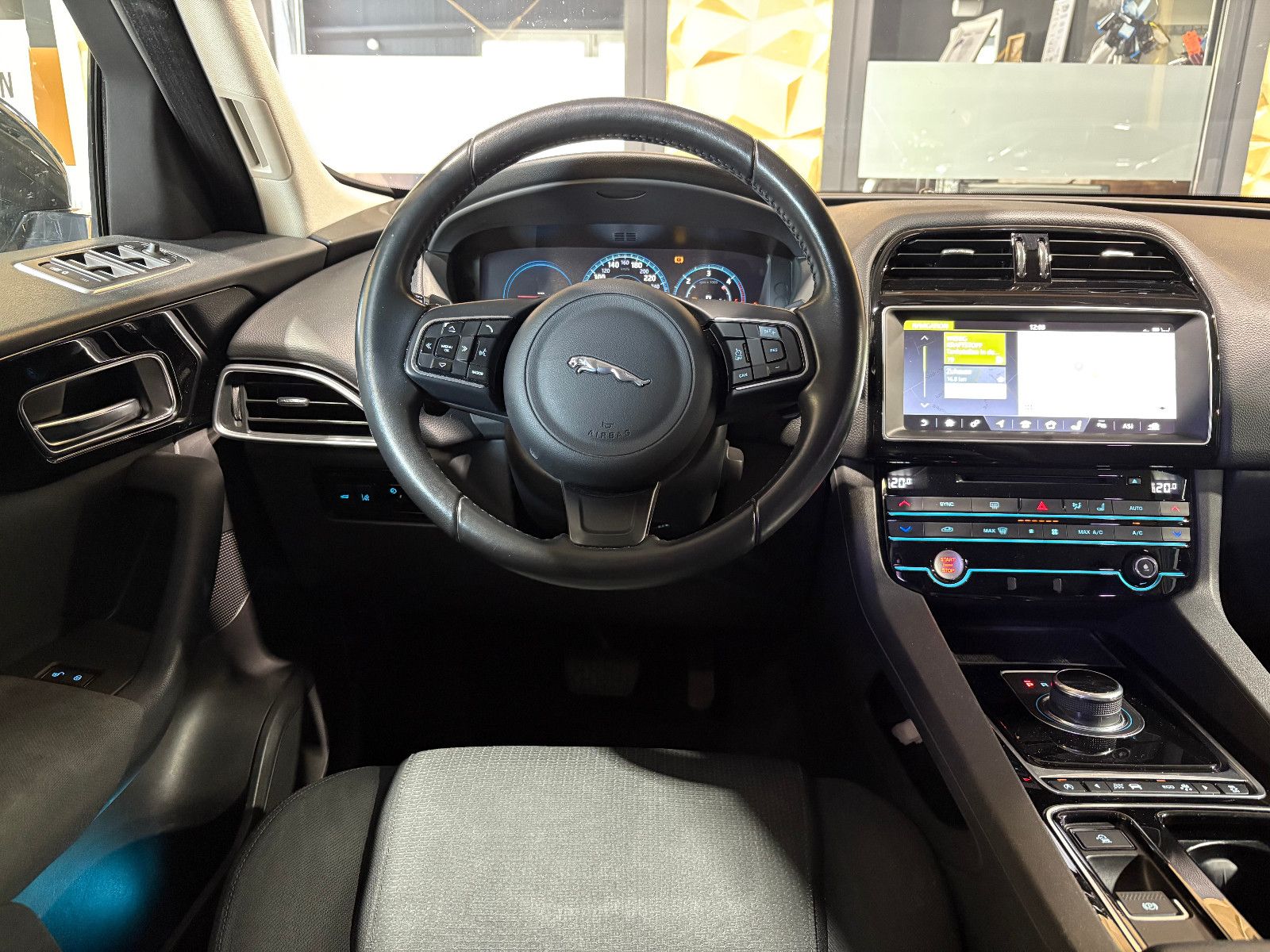 Fahrzeugabbildung Jaguar F-PACE Pure AWD/HEAD-UP/NAVI/PDC/SOUNDSYSTEM