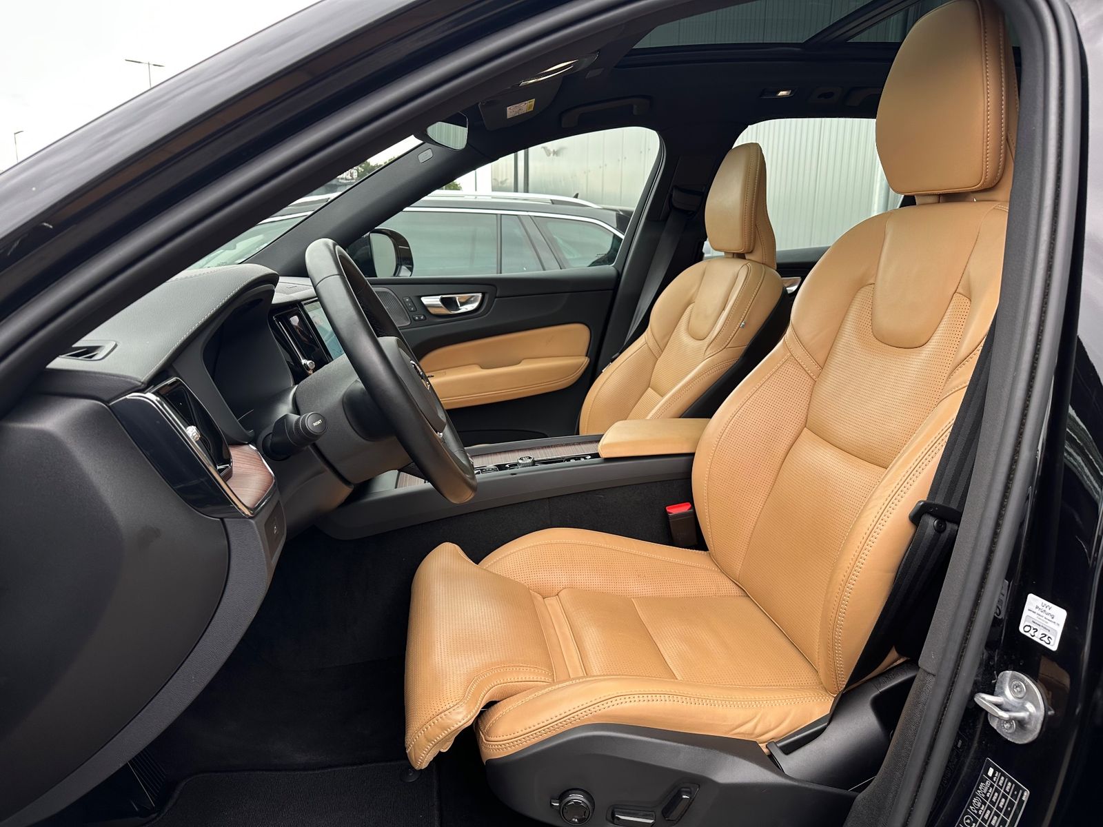 Fahrzeugabbildung Volvo XC60 B5 B AWD Ultimate Bright NAV+LED+PANO+AHK