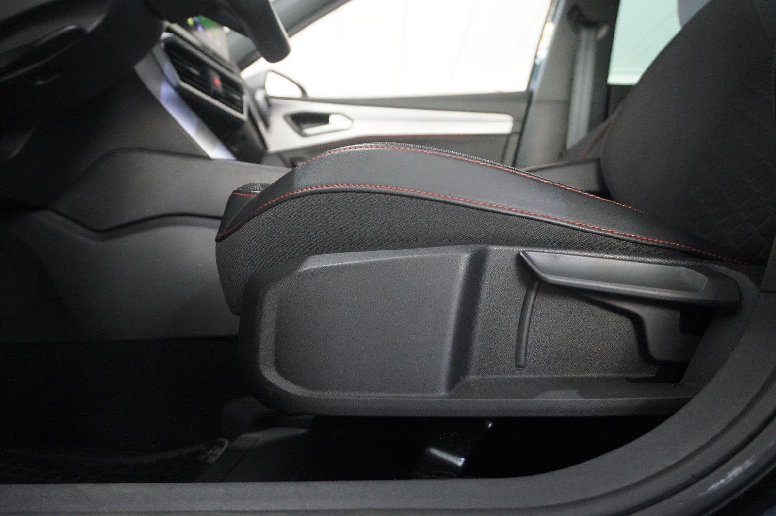 Fahrzeugabbildung SEAT Leon ST 1.5 TSI FR SPORT DSG NAVI/LED/VIRT./DAB+