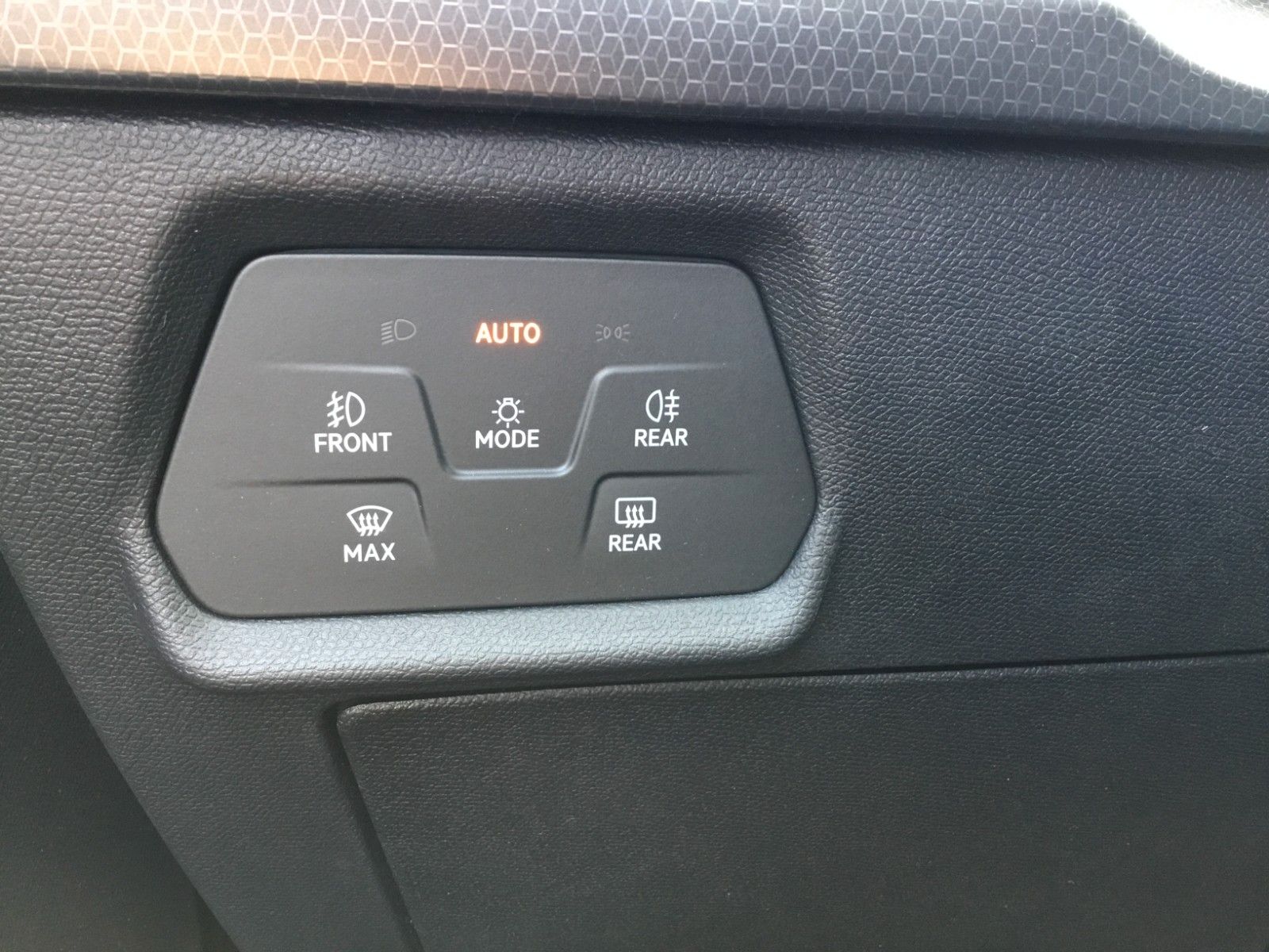 Fahrzeugabbildung SEAT Leon 1.5 eTSI Style DSG Sportstourer+LED+ACC+AHK