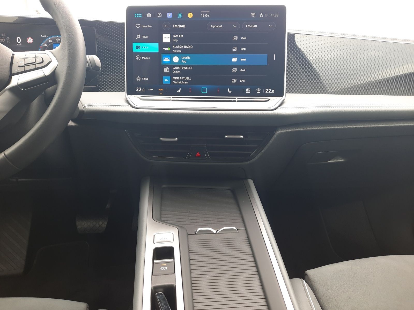Fahrzeugabbildung Volkswagen Passat Variant eTSI Business DSG LED AHK Navi AI