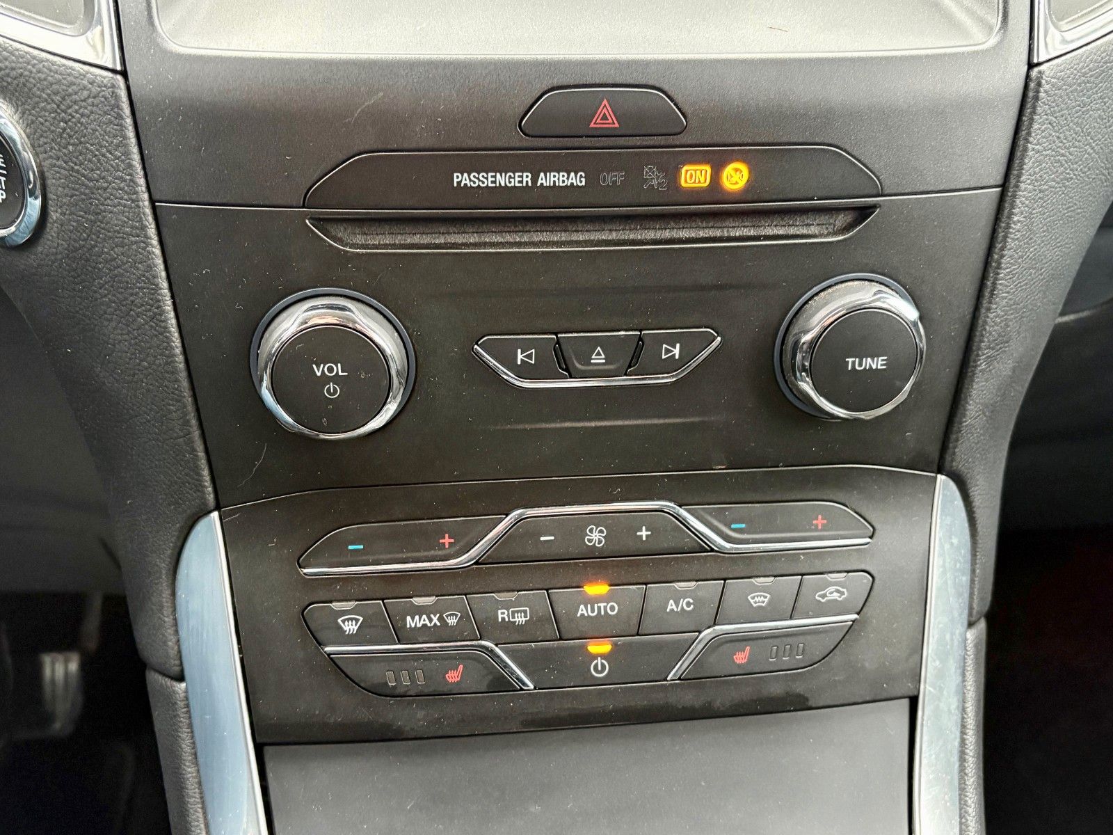 Fahrzeugabbildung Ford S-MAX 2.0 TITANIUM Aut. Navi LED 7-SITZER SPORTS