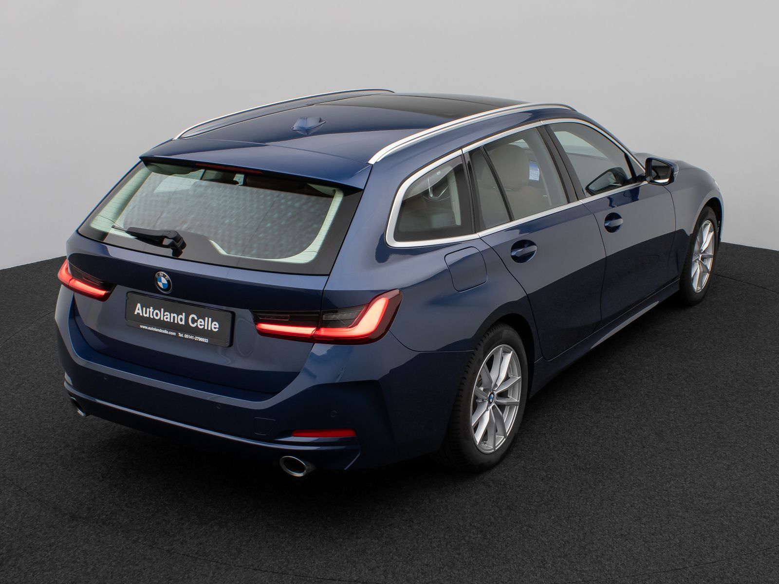 Fahrzeugabbildung BMW 320d xD  Panorama HUD DAB AHK Alarm PDC Sport