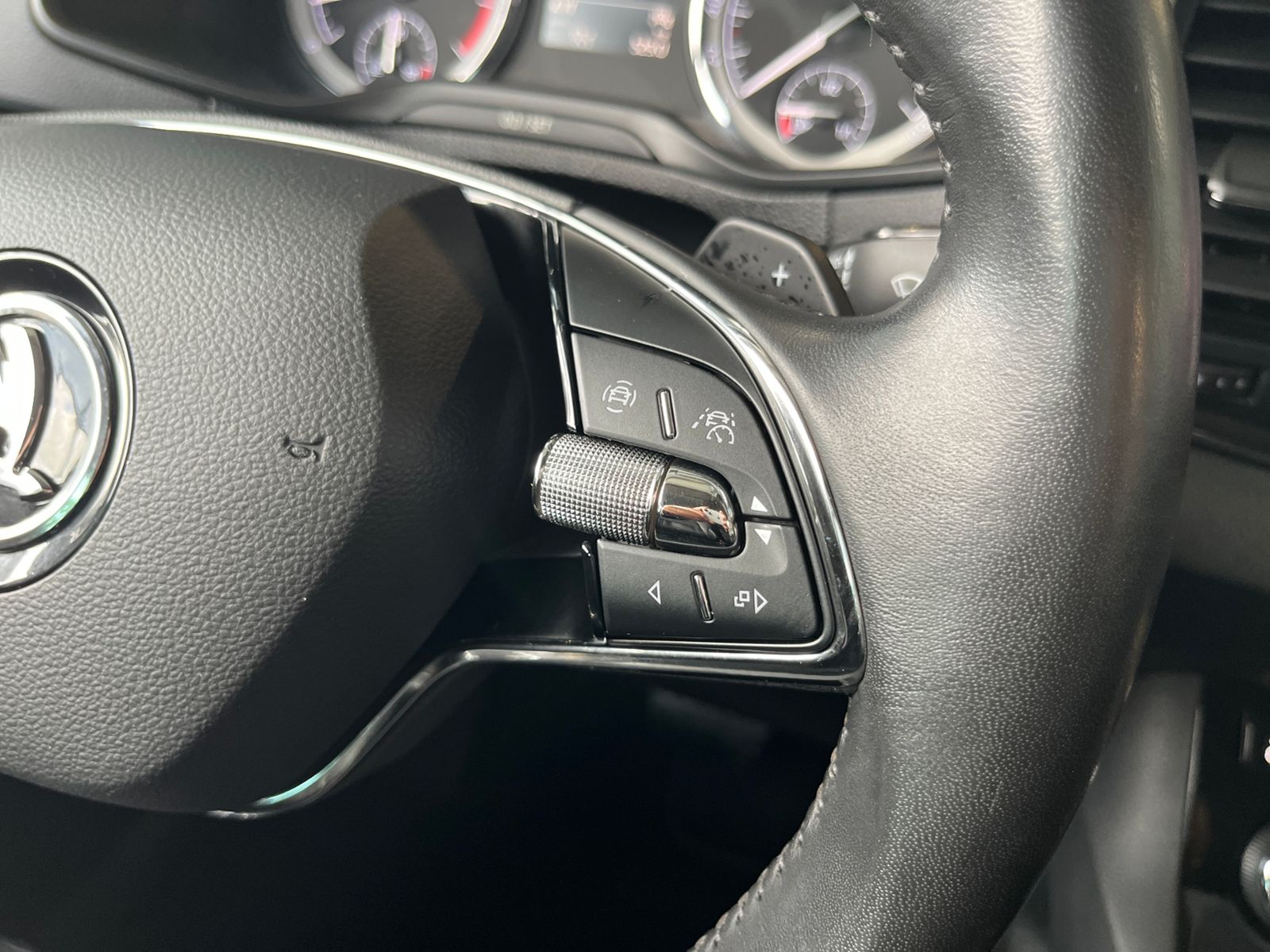 Fahrzeugabbildung SKODA KAROQ Style AHK ACC LED NAV LEDER 18"