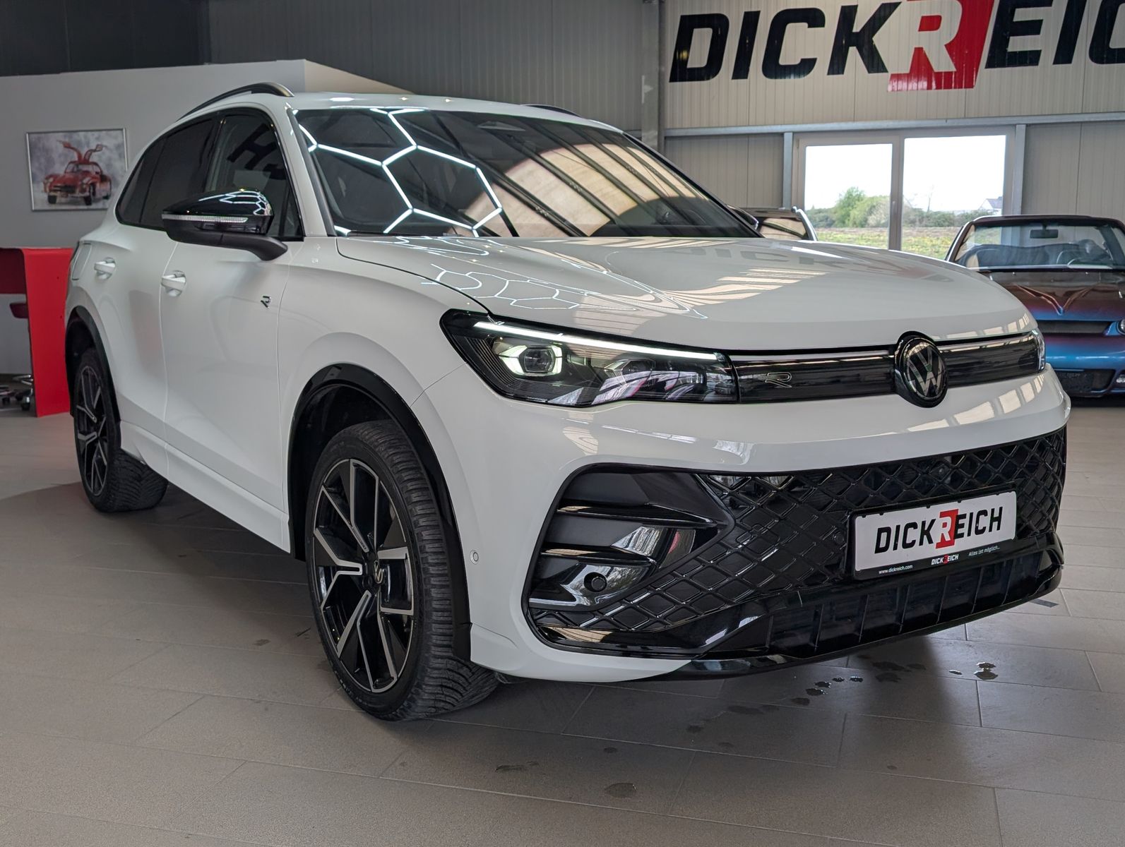 Fahrzeugabbildung Volkswagen Tiguan 2.0TDI R-Line 4M Pano Black AHK Matrix 20