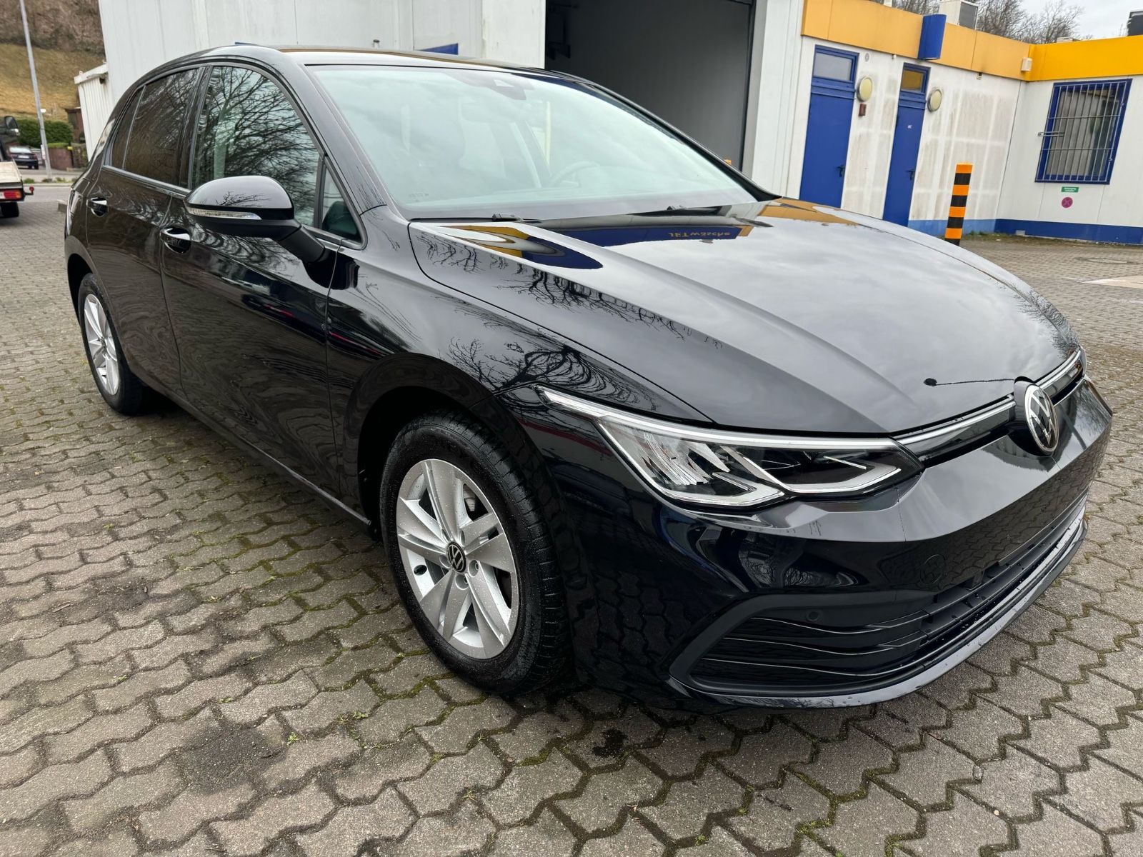 Fahrzeugabbildung Volkswagen Golf VIII Lim. Life eTSI LED+Navi+Lane