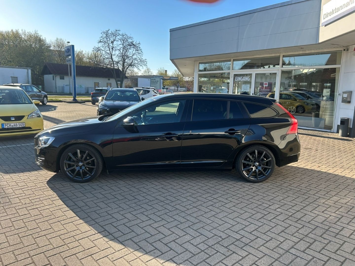 Fahrzeugabbildung Volvo V60 D3 Linje Svart Pano Leder digital SHZ H&R Ka
