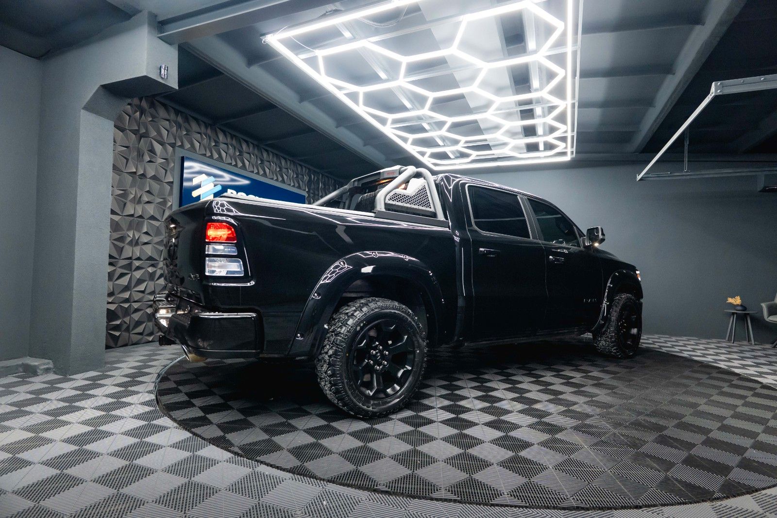 Fahrzeugabbildung Dodge RAM 5.7 V8 HEMI 4x4 OFFROAD Night Limited 19%