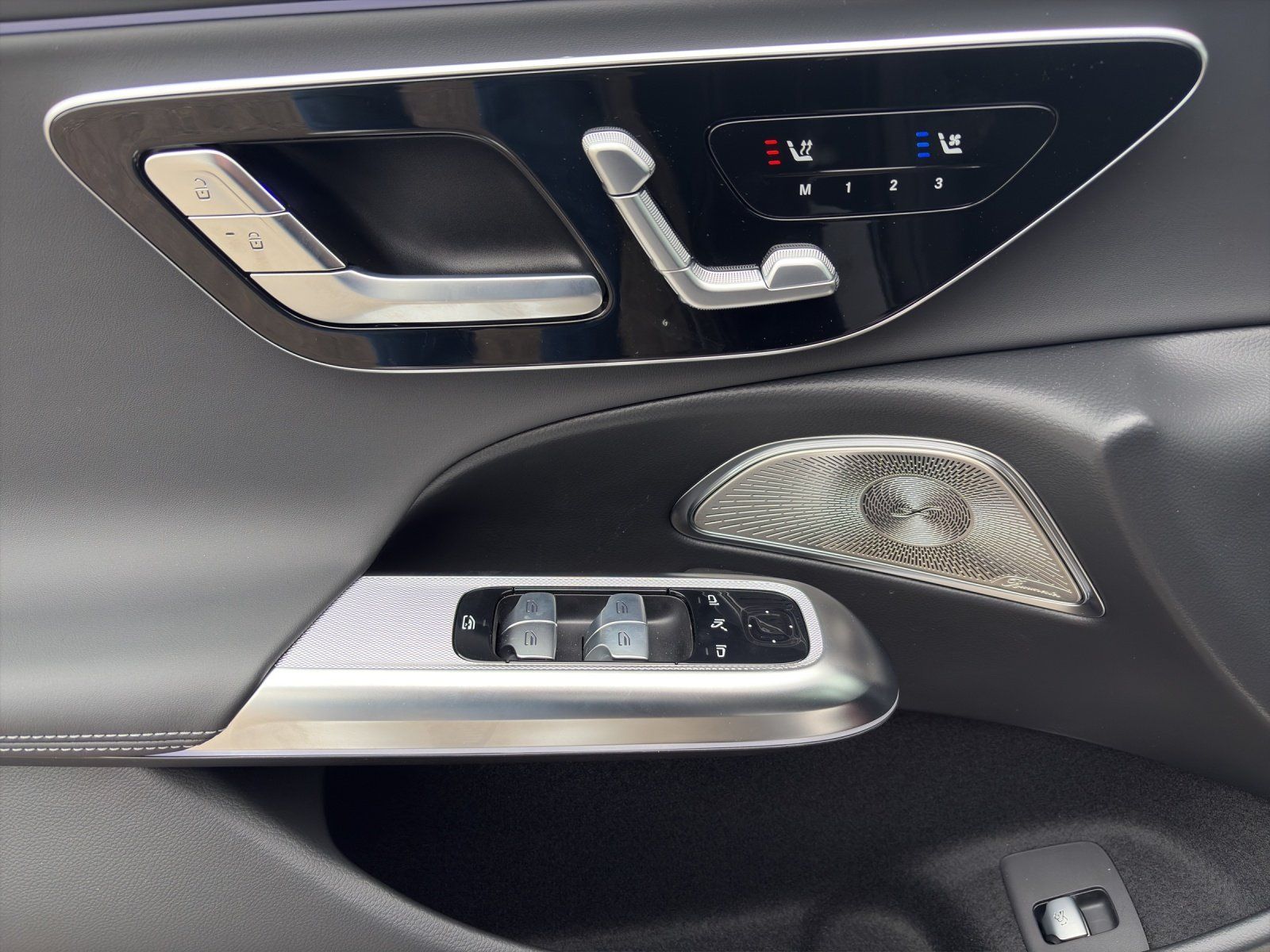 Fahrzeugabbildung Mercedes-Benz E 220 d  AMG+ 360° DIGITAL Distro Burme4D SitzKl